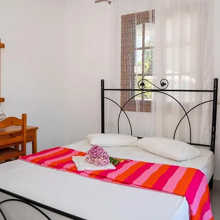 Paradeisos Apartment *
